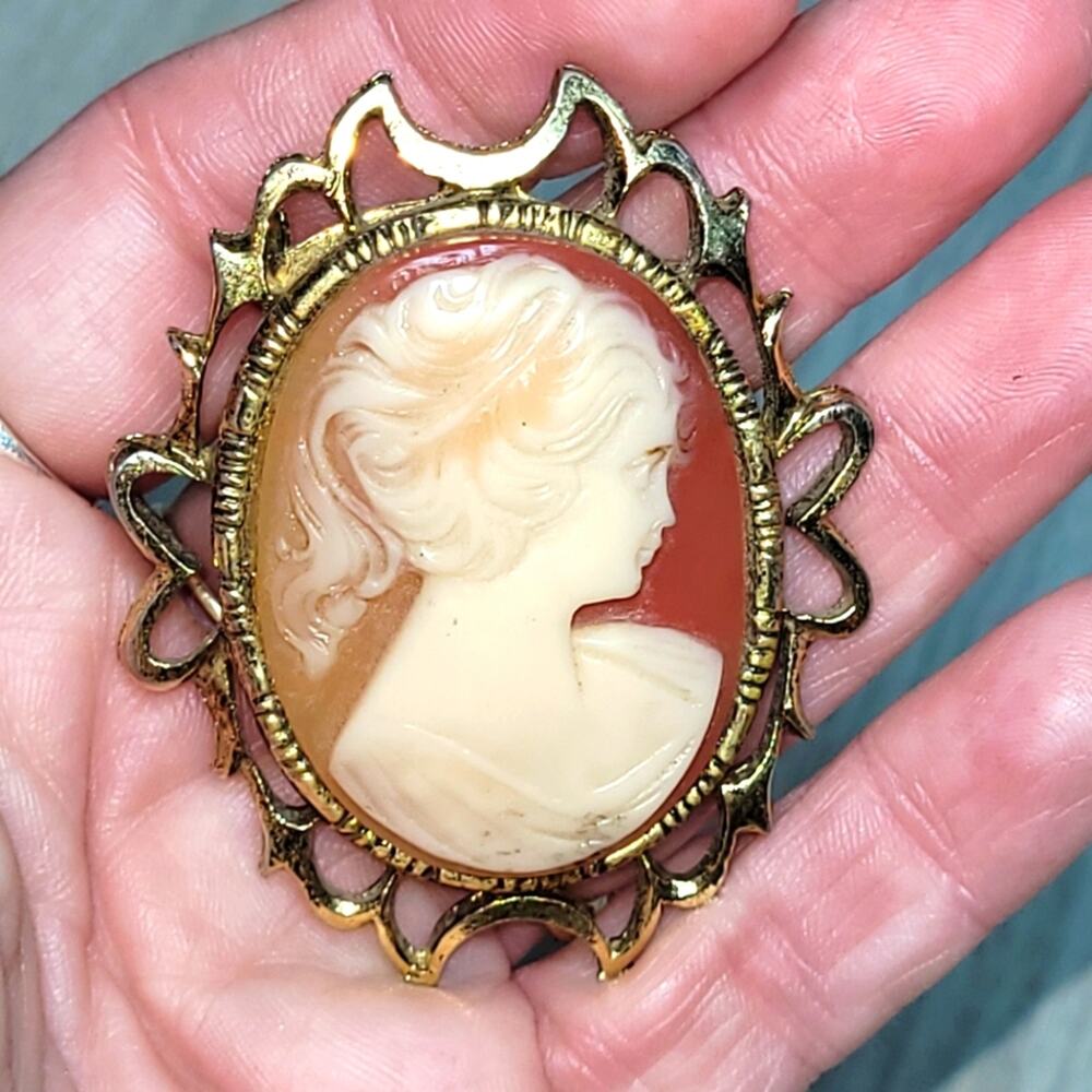 Vintage Cameo Brass Gold Tone Brooch Resin Oval Filigree Resin Pony Tail Woman